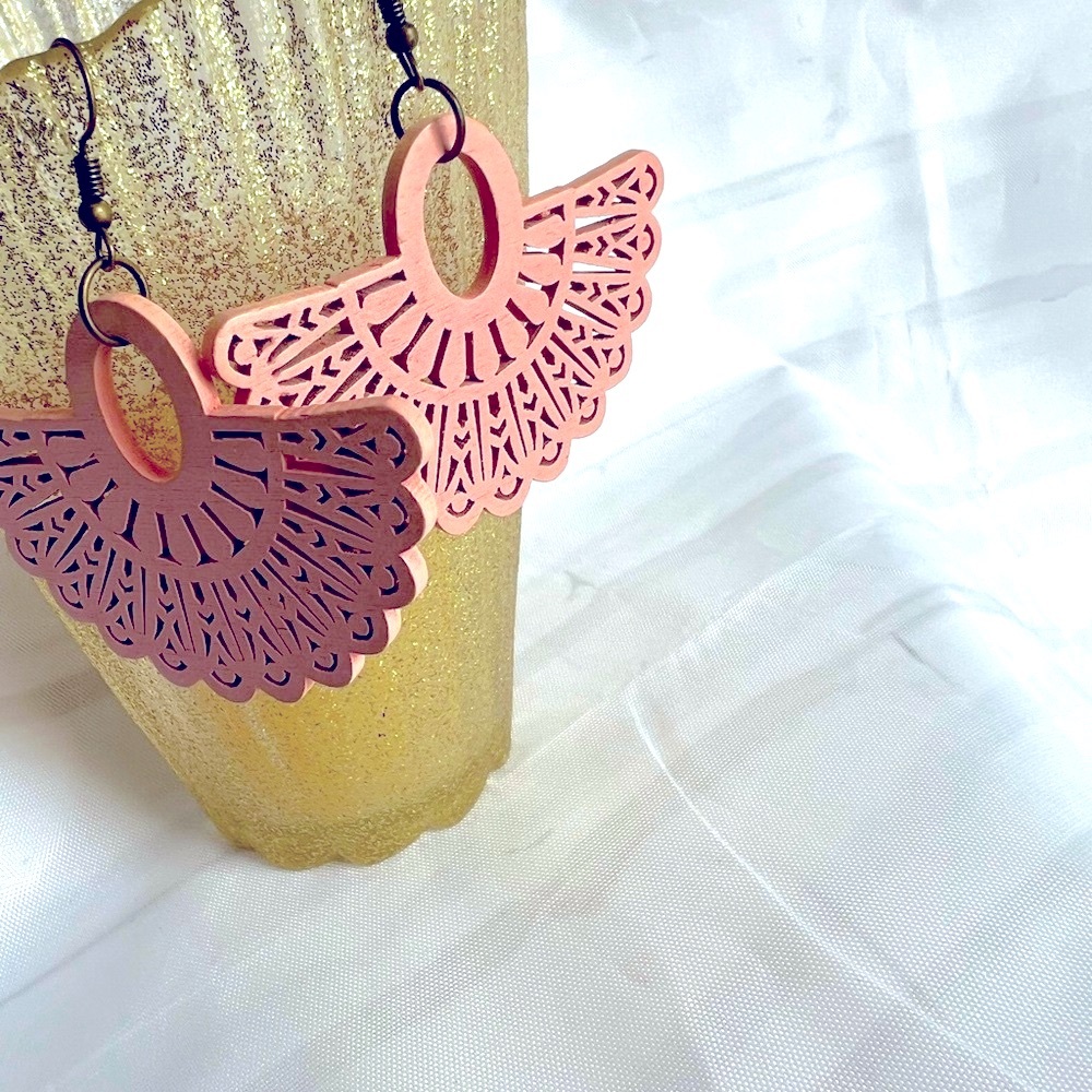 Gorgeous hand made NWOT boho fun dusty pink basket shape earrings very light